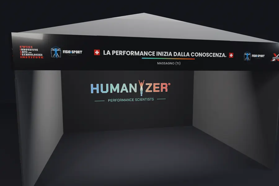 L'interno del gazebo Humanyzer: il marchio sulla parete di fondo e la fascia con il claim